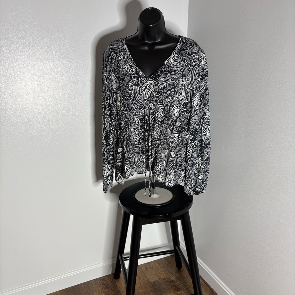 Ann Taylor Factory Black and White Paisley Women's Top